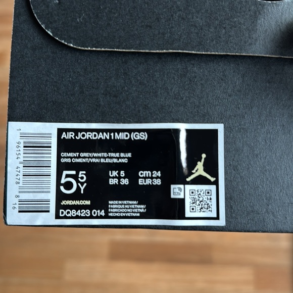 Nike Air Jordan 1 mid EUC - Picture 6 of 6